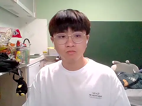 Snapshot of Yang_571 chatting on 06-10-26, 07:35 Yang 571 online show from 06-10-26, 07:35