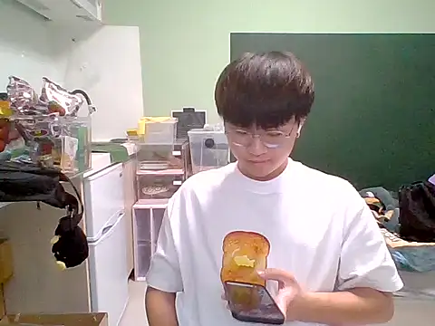 Snapshot of Yang_571 chatting on 06-22-26, 04:59 Yang 571 online show from 06-22-26, 04:59