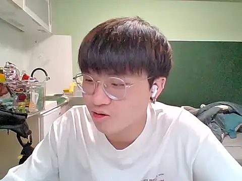 Snapshot of Yang_571 chatting on 06-23-26, 05:00 Yang 571 online show from 06-23-26, 05:00