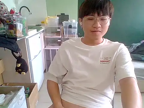 Snapshot of Yang_571 chatting on 06-24-26, 05:06 Yang 571 online show from 06-24-26, 05:06