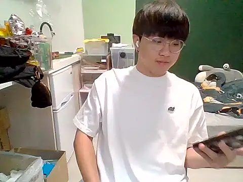 Snapshot of Yang_571 chatting on 06-27-26, 05:18 Yang 571 online show from 06-27-26, 05:18
