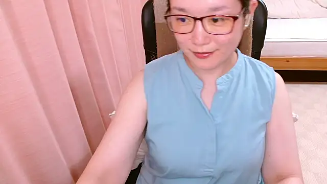 Snapshot of LENA-xo chatting on 06-17-26, 03:57 LENA-xo online show from 06-17-26, 03:57