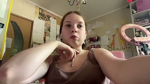 Snapshot of Aileyn chatting on 06-18-26, 08:25 Aileyn online show from 06-18-26, 08:25