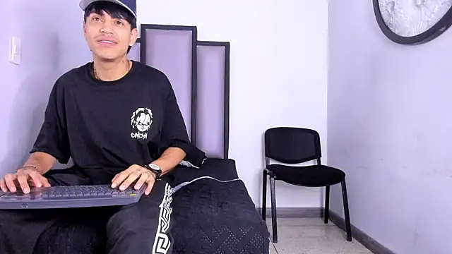 Alejitoo 23 online show from 06-12-26, 11:42