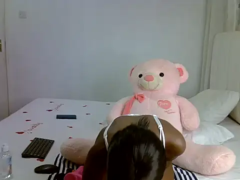 Snapshot of Melanin_magic chatting on 06-11-26, 12:32 Melanin magic online show from 06-11-26, 12:32