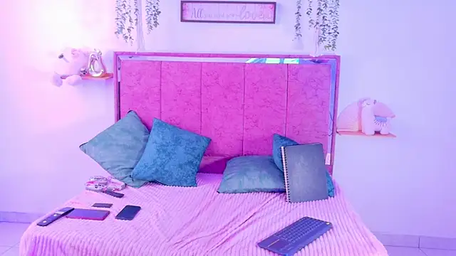 LEE ROSES online show from 06-19-26, 03:27