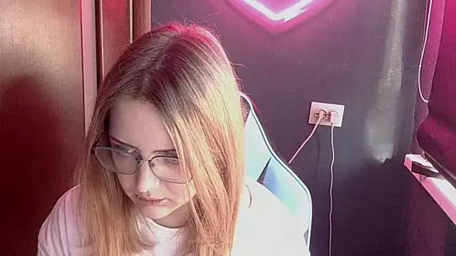 Snapshot of EnsuingPetal chatting on 06-06-26, 02:44 EnsuingPetal online show from 06-06-26, 02:44
