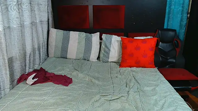 Snapshot of Lavendaxx chatting on 07-12-26, 02:41 Lavendaxx online show from 07-12-26, 02:41