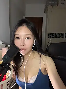 Snapshot of DouDou-2001 chatting on 06-08-26, 01:00 DouDou-2001 online show from 06-08-26, 01:00