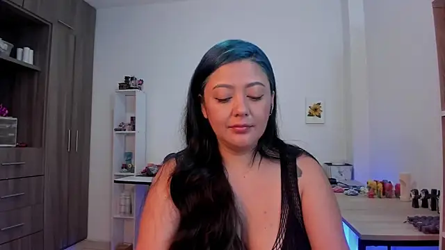 LauraToro  online show from 03-25-26, 04:02