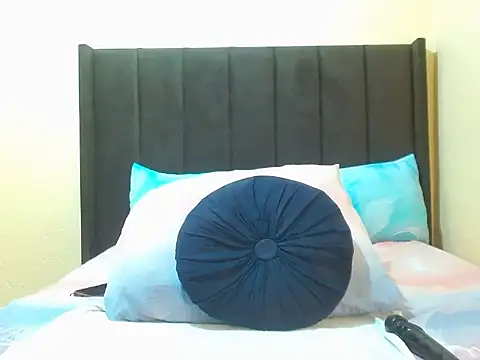 Snapshot of NaughtyLuux12 chatting on 06-12-26, 05:45 NaughtyLuux12 online show from 06-12-26, 05:45