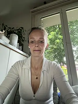 Snapshot of LillyWannaPlay chatting on 06-11-26, 06:28 LillyWannaPlay online show from 06-11-26, 06:28