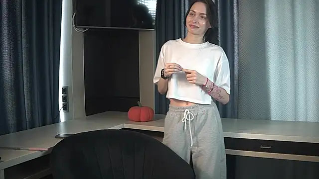 ErminiaBiles online show from 06-14-26, 08:49