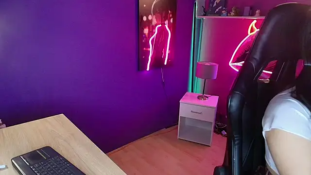 Hanna Snowdon  online show from 06-20-26, 04:59