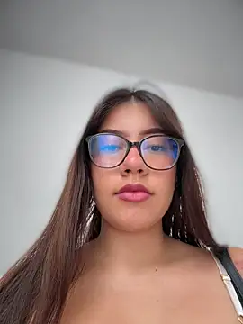 Saracalderon online show from 06-17-26, 11:34