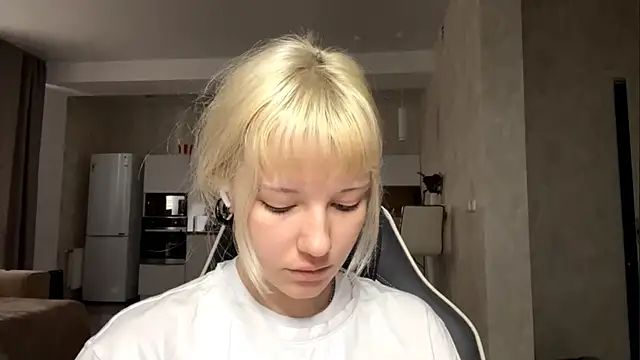 Snapshot of Emillema chatting on 06-21-26, 05:26 Emillema online show from 06-21-26, 05:26