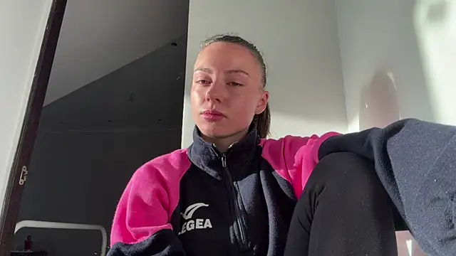 Snapshot of Monicaqte chatting on 07-27-26, 04:19 Monicaqte online show from 07-27-26, 04:19