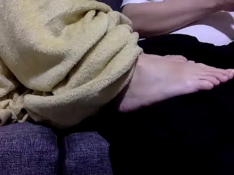 Snapshot of feetlilly chatting on 06-23-26, 02:09 feetlilly online show from 06-23-26, 02:09