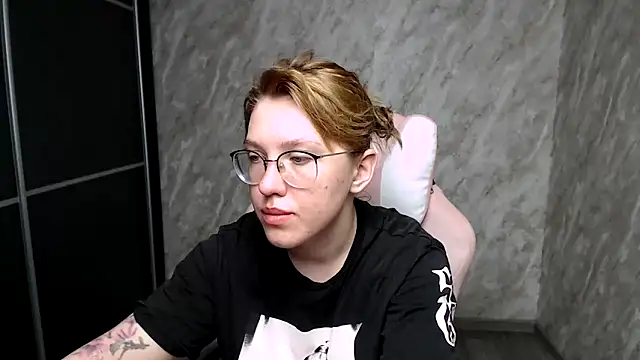 Snapshot of Reginasmilee chatting on 03-10-25, 02:17 Reginasmilee online show from 03-10-25, 02:17