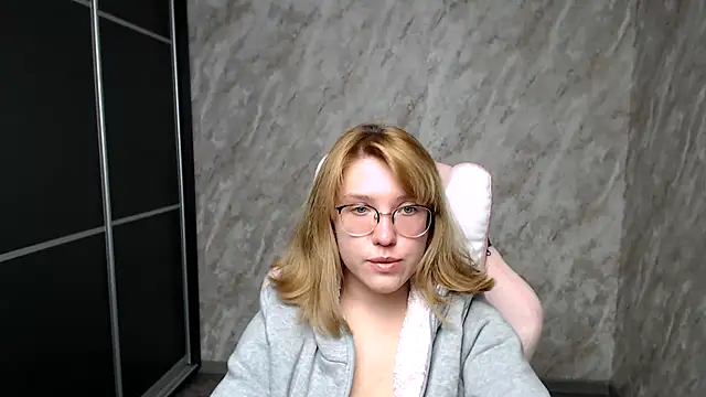 Snapshot of Reginasmilee chatting on 03-13-25, 02:12 Reginasmilee online show from 03-13-25, 02:12