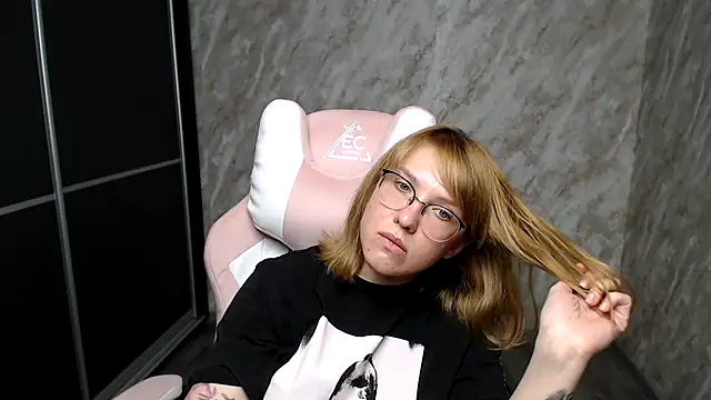 Snapshot of Reginasmilee chatting on 03-15-25, 10:57 Reginasmilee online show from 03-15-25, 10:57