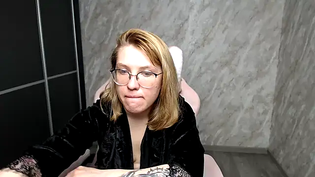 Snapshot of Reginasmilee chatting on 03-17-25, 07:24 Reginasmilee online show from 03-17-25, 07:24