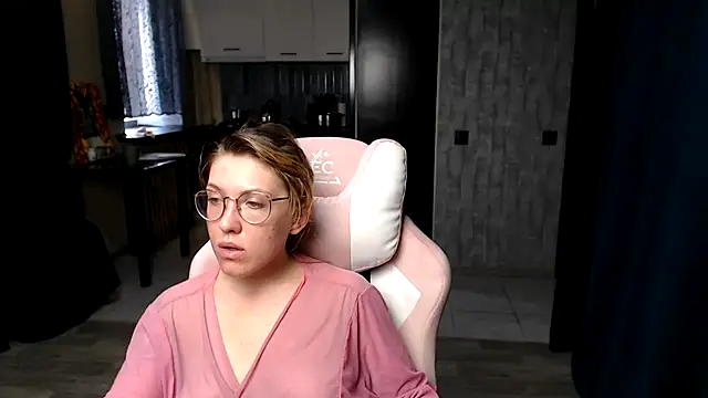 Snapshot of Reginasmilee chatting on 09-15-25, 11:54 Reginasmilee online show from 09-15-25, 11:54