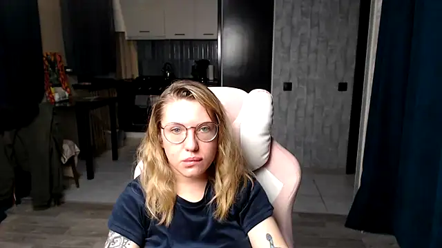 Snapshot of Reginasmilee chatting on 09-16-25, 12:00 Reginasmilee online show from 09-16-25, 12:00