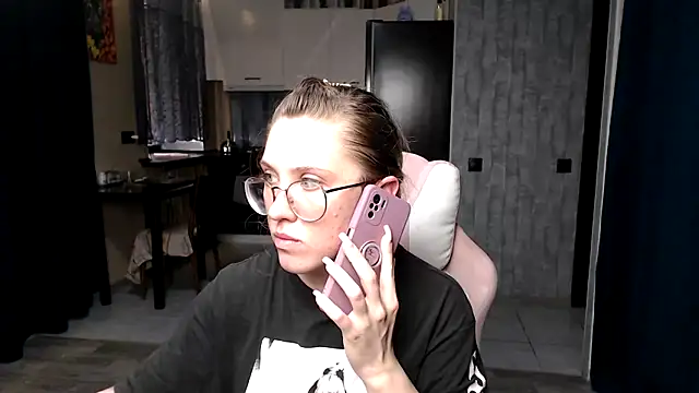 Snapshot of Reginasmilee chatting on 09-20-25, 01:45 Reginasmilee online show from 09-20-25, 01:45