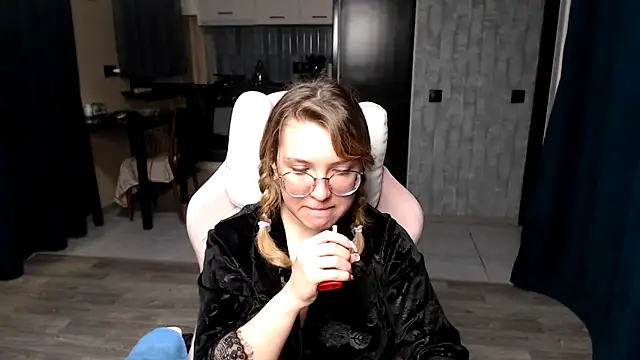 Snapshot of Reginasmilee chatting on 09-21-25, 02:02 Reginasmilee online show from 09-21-25, 02:02