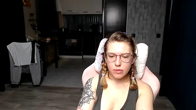 Snapshot of Reginasmilee chatting on 09-24-25, 01:09 Reginasmilee online show from 09-24-25, 01:09