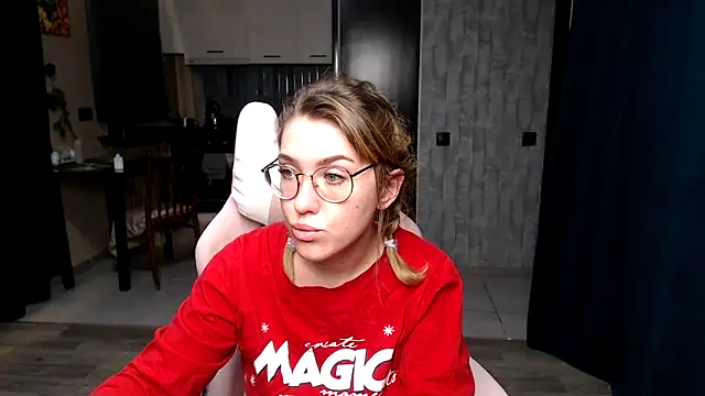 Snapshot of Reginasmilee chatting on 09-27-25, 12:26 Reginasmilee online show from 09-27-25, 12:26