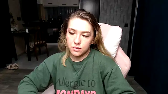 Snapshot of Reginasmilee chatting on 09-28-25, 02:06 Reginasmilee online show from 09-28-25, 02:06