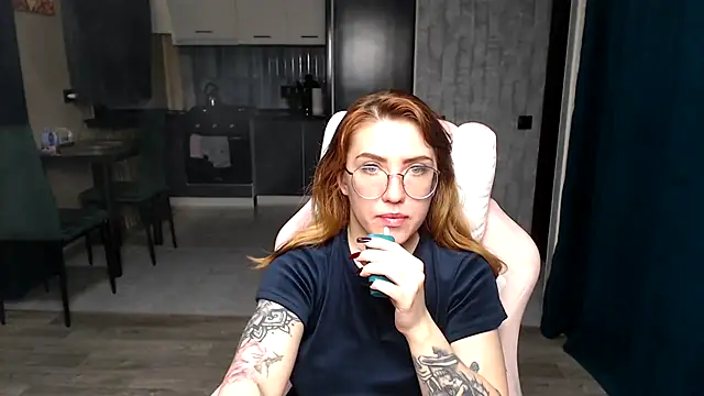 Snapshot of Reginasmilee chatting on 11-17-25, 12:49 Reginasmilee online show from 11-17-25, 12:49