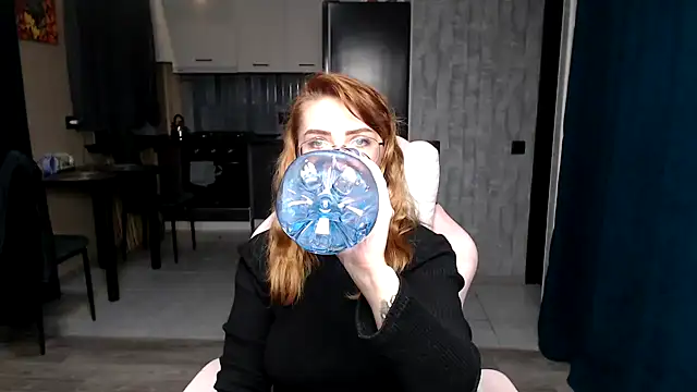 Snapshot of Reginasmilee chatting on 11-18-25, 01:55 Reginasmilee online show from 11-18-25, 01:55