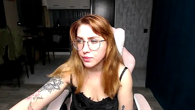 Snapshot of Reginasmilee chatting on 11-19-25, 12:43 Reginasmilee online show from 11-19-25, 12:43