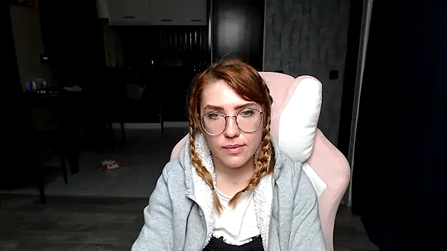 Snapshot of Reginasmilee chatting on 11-20-25, 02:01 Reginasmilee online show from 11-20-25, 02:01