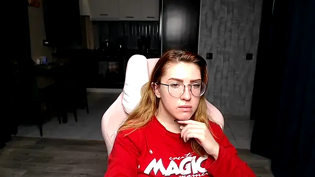 Snapshot of Reginasmilee chatting on 11-30-25, 01:42 Reginasmilee online show from 11-30-25, 01:42