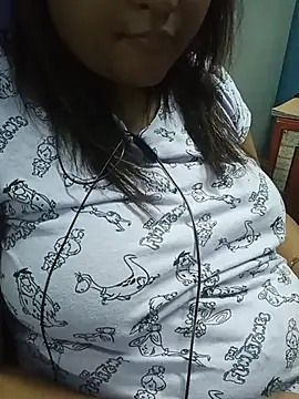 Snapshot of Miss_Alinaa chatting on 07-18-26, 04:44 Miss Alinaa online show from 07-18-26, 04:44