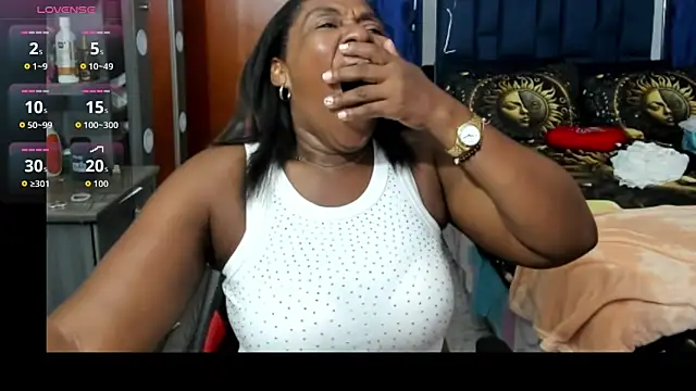 Snapshot of LupeAdams chatting on 02-13-26, 01:01 LupeAdams online show from 02-13-26, 01:01