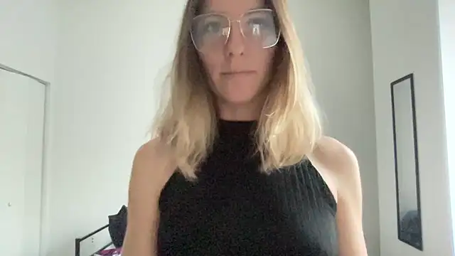 Snapshot of quirkyquinn chatting on 07-15-26, 04:34 quirkyquinn online show from 07-15-26, 04:34