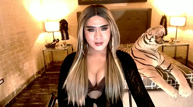 Snapshot of BigCumHuntersxx chatting on 01-17-25, 12:52 BigCumHuntersxx online show from 01-17-25, 12:52