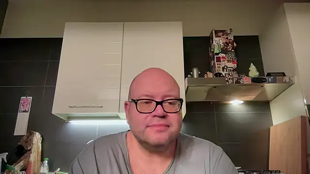 Snapshot of theitalianbear chatting on 04-28-26, 02:27 theitalianbear online show from 04-28-26, 02:27