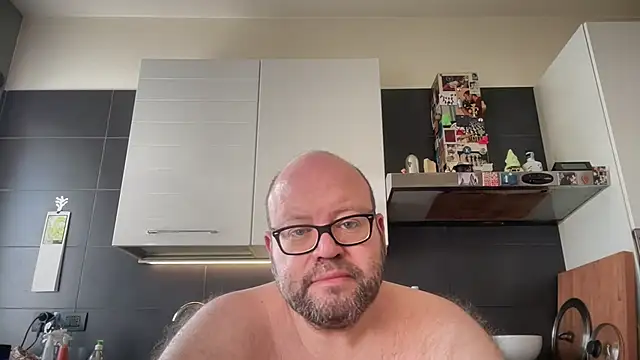 Snapshot of theitalianbear chatting on 05-15-26, 07:37 theitalianbear online show from 05-15-26, 07:37
