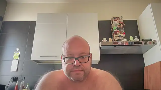 Snapshot of theitalianbear chatting on 05-26-26, 08:21 theitalianbear online show from 05-26-26, 08:21