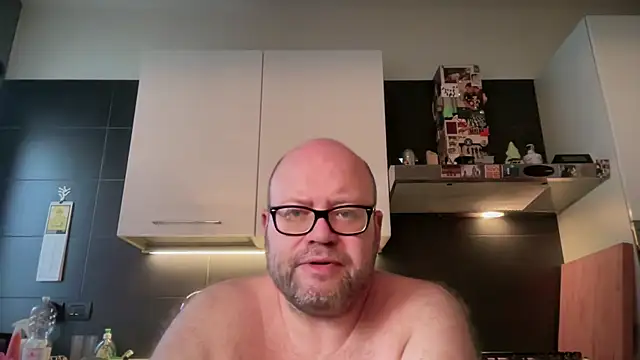 Snapshot of theitalianbear chatting on 06-02-26, 04:03 theitalianbear online show from 06-02-26, 04:03