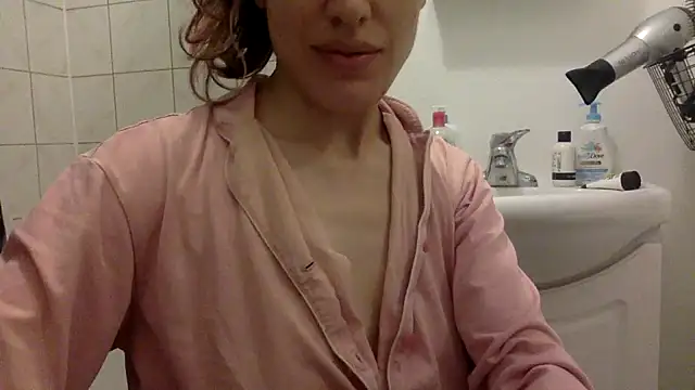 Snapshot of laetitia_xo chatting on 08-06-26, 12:23 laetitia xo online show from 08-06-26, 12:23