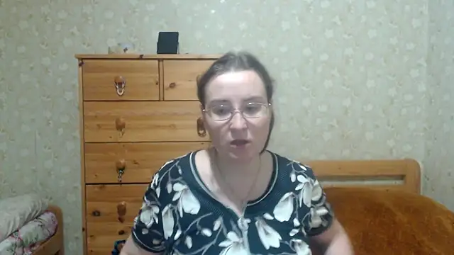 Snapshot of Smart_Rose chatting on 11-18-25, 04:44 Smart Rose online show from 11-18-25, 04:44