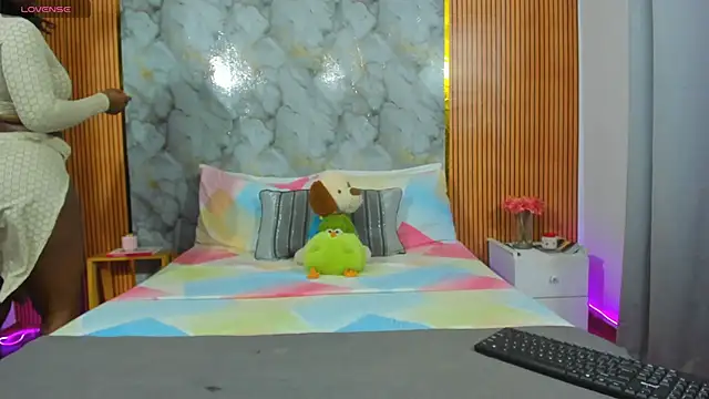 Angeluzii online show from 12-18-25, 04:46