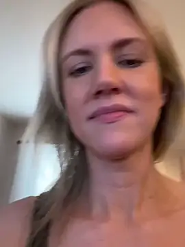 Snapshot of Kay_Cakes chatting on 12-17-25, 04:46 Kay Cakes online show from 12-17-25, 04:46